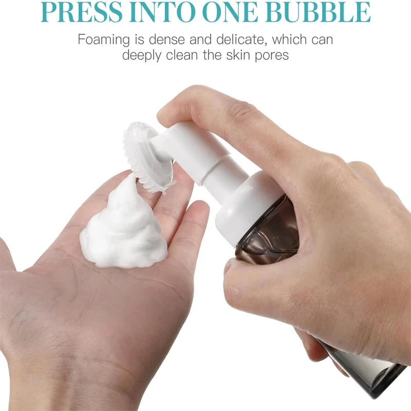 Virelia™ FoamGlow Brush-Dispensador de espuma facial de 100 ml con cepillo de silicona integrado para una limpieza suave, práctica y profunda.